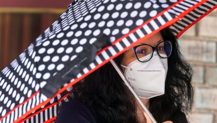 Seorang perawat mendaftar berdiri di antrean mencari untuk membeli masker wajah KN95 di luar Masataco, sebuah toko taco di Whittier, California.(FOTO: KXAN)