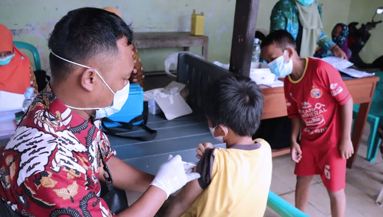 Pelaksanaan vaksinasi anak di Indramayu. (Foto: Diskominfo Kabupaten Indramayu)