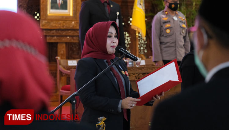Bupati Klaten Sri Mulyani ketika melantik sebanyak 182 pejabat Pemkab Klaten. (FOTO: Toni Ashari/TIMES Indonesia)