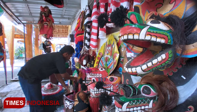 Dalang Ki Ompong Sudarsono dari Temanggung menampilkan pertunjukkan Wayang Kontemporer di pinggir Sungai Brantas. (Muhammad Dhani Rahman/TIMES Indonesia)