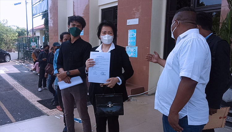 Feybe Fince Goni saat melayangkan gugatan ke Pengadilan Niaga Semarang. (FOTO: dok Feybe Fince Goni)