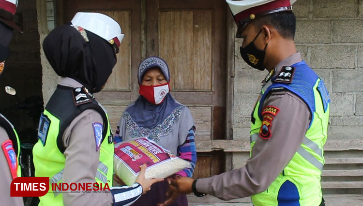 Kegiatan 'Patroli Jumat Berkah' Sat Lantas Polres Kebumen. (FOTO : Humas Polres Kebumen For TIMES Indonesia)