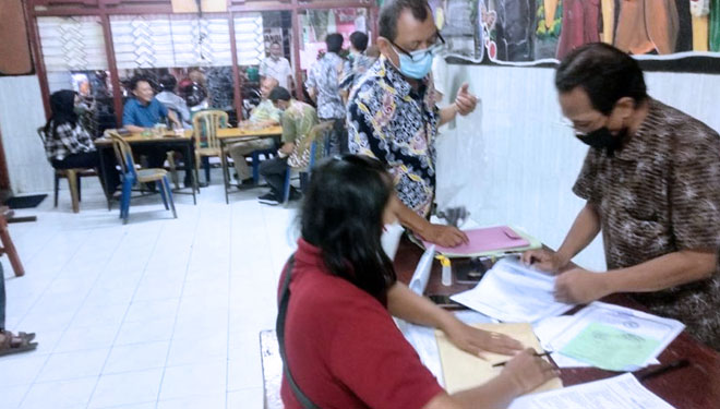 Kala Camat di Surabaya Jaga Balai RW Malam Hari, Siap Bantu Urusan Warga