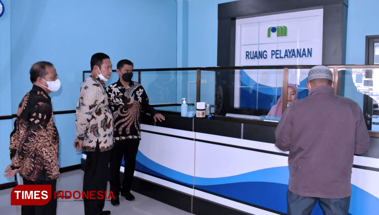 Bupati Lamongan Yuhronur Efendi dan Direktur PDAM Lamongan M. Ali Mahfudi saat meninjau sistem layanan di PDAM Lamongan, Jumat (7/1/2022, (FOTO: Prokopim Lamongan for TIMES Indonesia)
