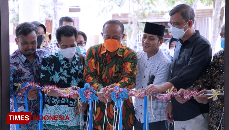 Peluncuran gedung studi pers di Jalan Ronggosukowati Kabupaten Pamekasan. (FOTO: Akhmad Syafi'i/TIMES Indonesia)