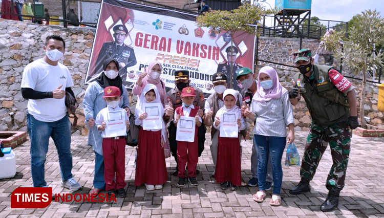 Anak-Anak SD Divaksin Sambil Piknik di Cicalengka Dream Land