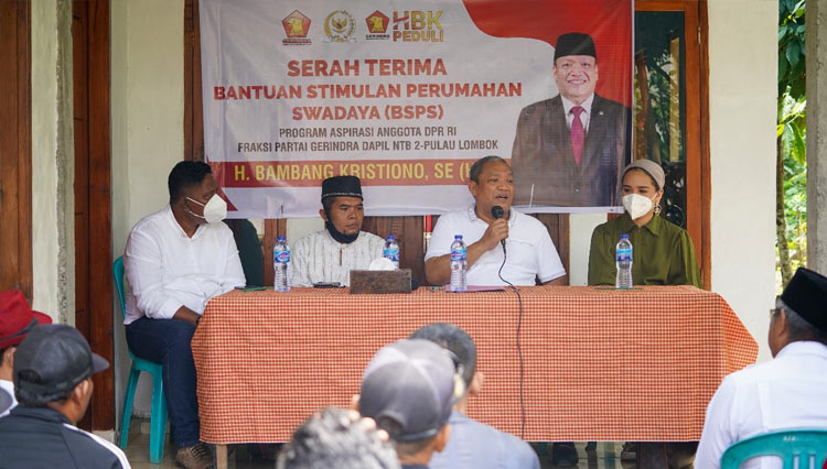 Anggota DPR RI H. Bambang Kristiono saat menyerahkan bantuan bedah rumah melalui program Bantuan Stimulan Perumahan Swadaya (BSPS).(FOTO: HBK Peduli)