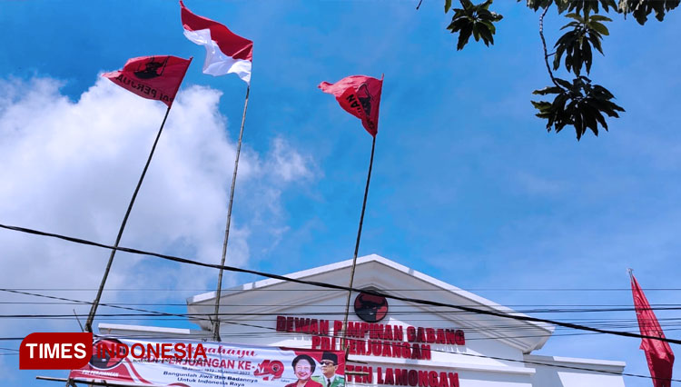 Bendera merah putih berkibar diapit bendera PDI Perjuangan dengan tiang dan penopang dari bambu berkibar di Kantor DPC PDI Perjuangan Lamongan, Senin (10/1/2022). (Foto: Moch. Nuril Huda/TIMES Indonesia)