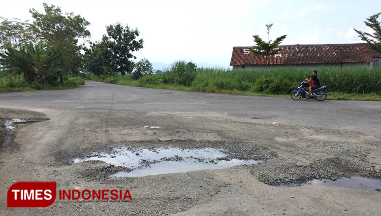Kondisi Jalan Lingkar Kota Slawi (Jalingkos) Kabupaten Tegal. (Foto : Dimas Reza Y/Times Indonesia)