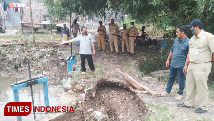 Komisi III Meninjau lokasi amblesnya pintu air. (Foto : Dimas Reza Yogatama For Times Indonesia)