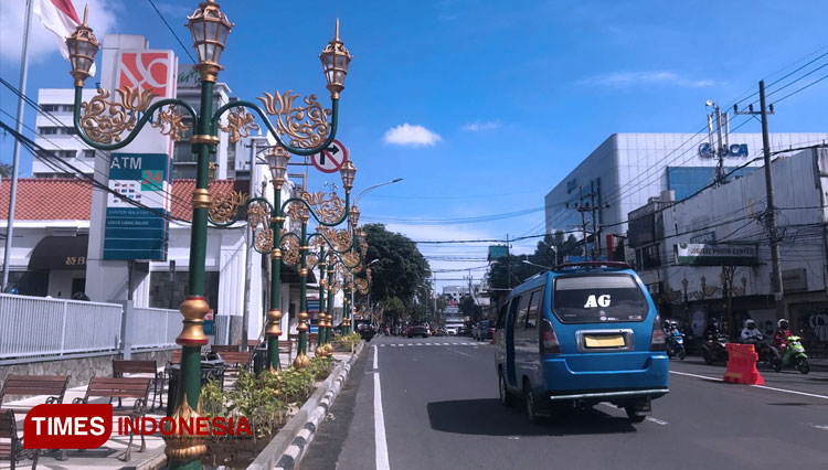 Terlihat lampu hias yang sudah berdiri tegak di kawasan Kayutangan Heritage. (Foto: Rizky Kurniawan Pratama/TIMES Indonesia)