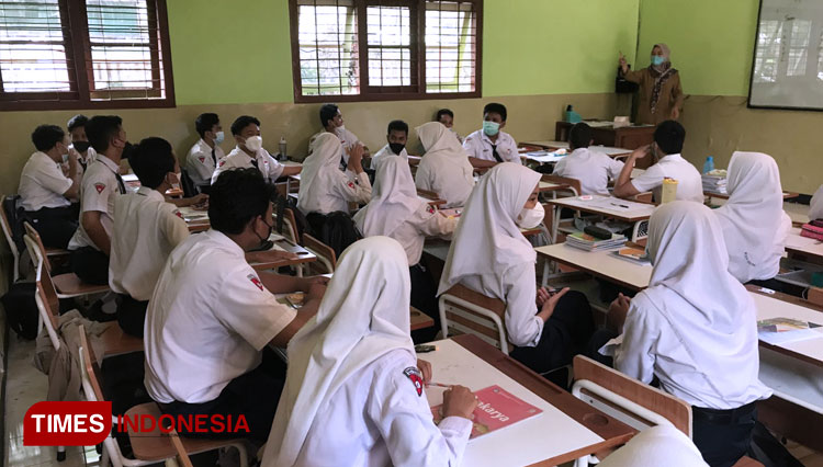 PTM 100 Persen di Kota Malang Dimulai, Siswa Pakai Masker Dobel