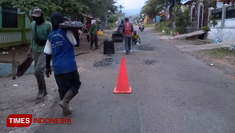 Perbaikan-jalan-di-Kabupaten-Malang-yang-dilakukan-Dinas-Bina-Marga-2.jpg