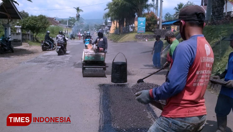 Perbaikan jalan di Kabupaten Malang yang dilakukan Dinas Bina Marga. (FOTO: Binar Gumilang / TIMES Indonesia)