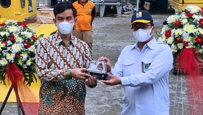 Wujudkan PSEL TPA Putri Cempo Surakarta, Kementerian PUPR RI Serahkan Alat Berat