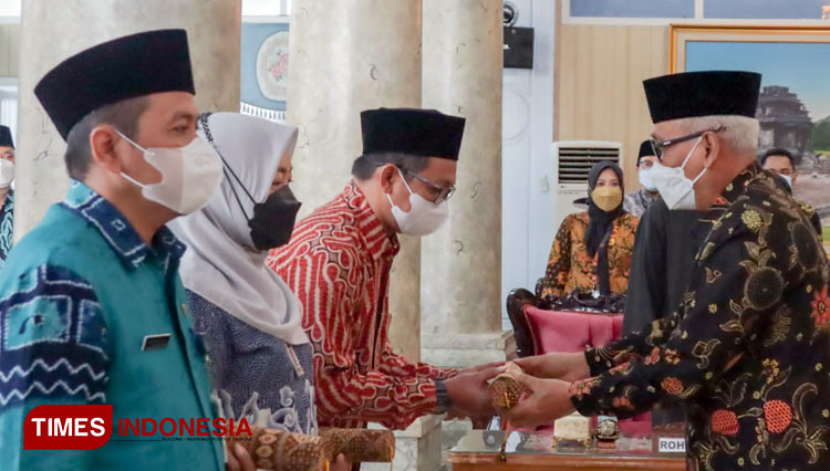 Plh Bupati Banjarnegara H Syamsudin usai melantik dua dewan pengawas dan satu direktur Perusda. (FOTO : Kominfo for TIMES Indonesi)
