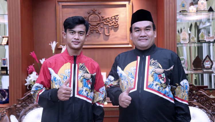 Pratama Arhan foto bersama Bupati Blora Arief Rohman. (FOTO: humas Pemkab Blora)
