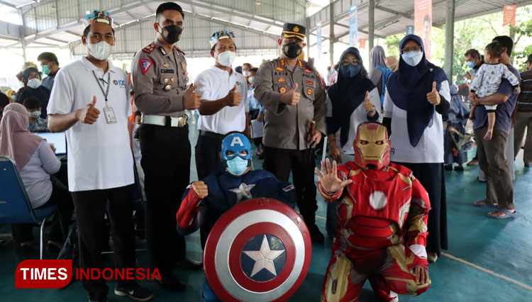 Dua tokoh superhero saat menemani anak-anak ikut vaksinasi (Foto: Akmal/TIMES Indonesia)