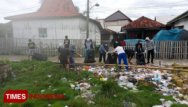Panitia pelaksana Brawijaya Festival 2022 saat melaksanakan bersih-bersih sampah yang bertempat di Balai Desa Pinggir Papas, Kecamatan Kalianget. (Foto: Akhmad Syafi'i/TIMES Indonesia)