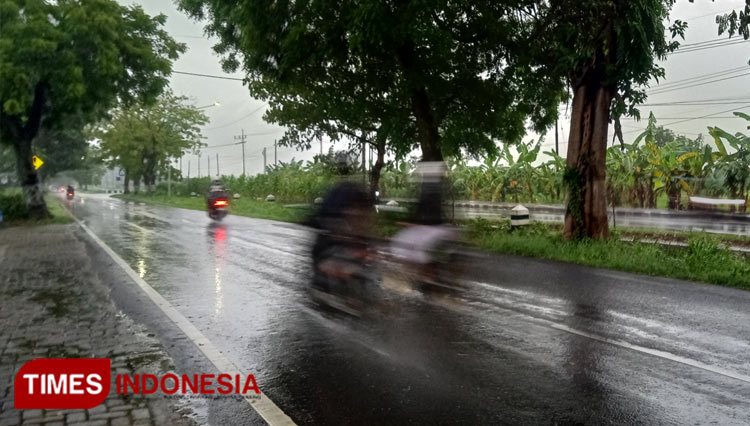 Pengendara di Magetan saat melintas saat hujan. (Foto: M Kilat Adinugroho/TIMES Indonesia)