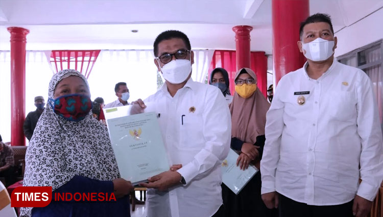 Terima Sertifikat Program PTSL, 150 Warga Desa Dalisodo Kabupaten Malang Miliki Kepastian Hukum
