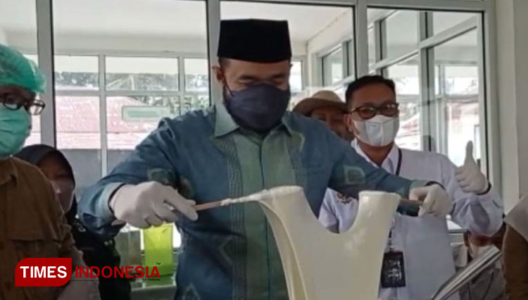 Dukung Usaha Binaan, BRI Serahkan Mesin Pengolahan Keju Mozzarella di Padang Panjang