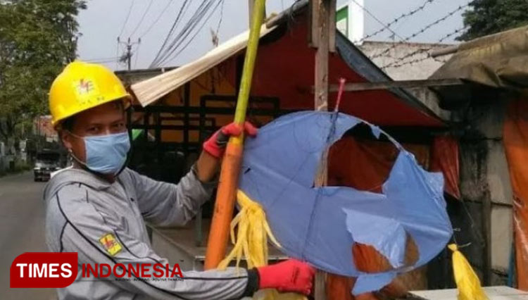 Bangkai layangan putus tersangkut di jaringan listrik (Foto: Hafid Nurhabibi/TIMES Indonesia).