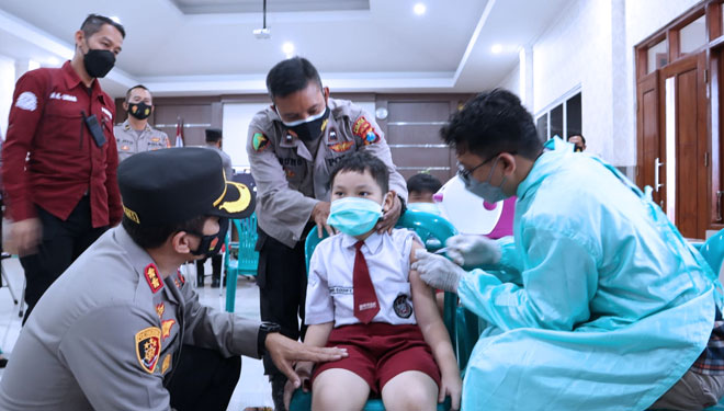 Kapolresta Mojokerto, AKBP Rofiq Ripto Himawan saat mengunjungi vaksinasi anak di SD Katolik Wijana Sejati, Kota Mojokerto, Rabu (12/1/2022) (Foto: Humas Polresta Mojokerto for TIMES Indonesia) 