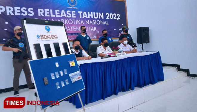 Kepala BNNK Blitar AKBP Bagus Hari Cahyono (tengah) memimpin pers rilis ungkap kasus peredaran narkoba, Kamis (13/1/2022). (Foto: Sholeh /TIMES Indonesia)