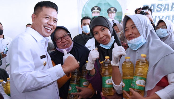 Ribuan Botol Minyak Goreng Ludes di OPM Pemkab Bandung 