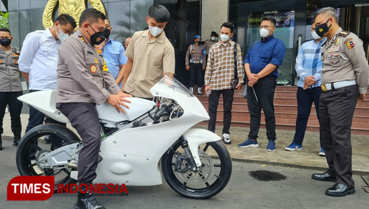 Gas Pol! Kapolda Metro Jaya Hadiahi Pebalap Mario Aji Motor Honda NSF 250