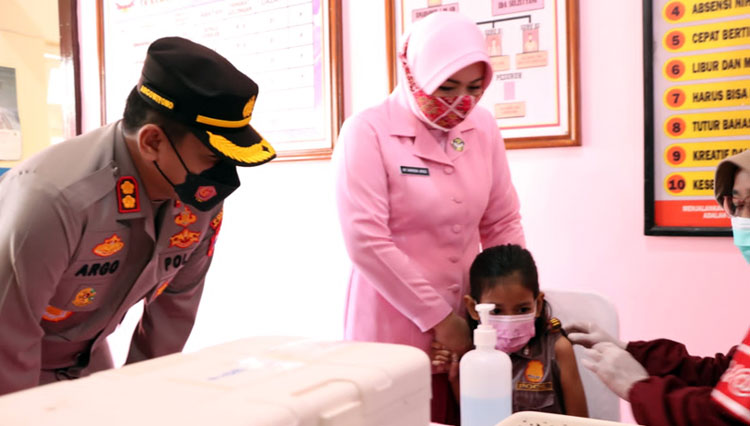 Usai Vaksinasi, Puluhan Siswa TK Kemala Bhayangkari Kota Blitar Dapat Hadiah