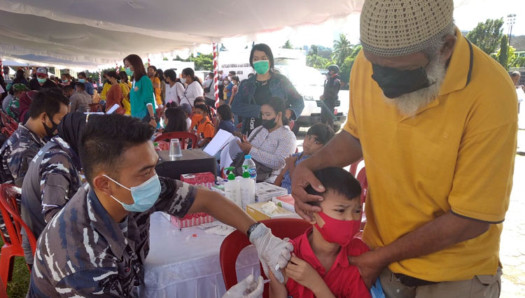 Lantamal IX mengerahkan tim vaksinator dari Rumkital dr FX Suhardjo dalam serbuan vaksinasi covid-19 anak di lapangan Merdeka Jalan Slamet Riyadi Sirimau Kota Ambon Maluku, Jum'at (14/01/2022).  (Foto: Lantamal IX)