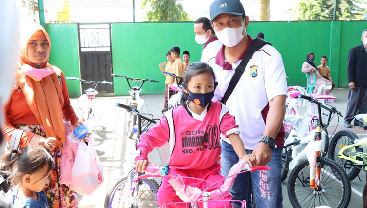 Tarik Minat Anak-Anak Vaksinasi, Polres Malang Berikan Hadiah Menarik