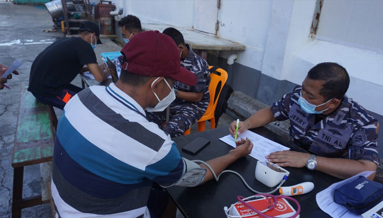 Vaksinasi Warga Tulehu Maluku Tengah, Lantamal IX Ambon Kerahkan 100 Vaksinator
