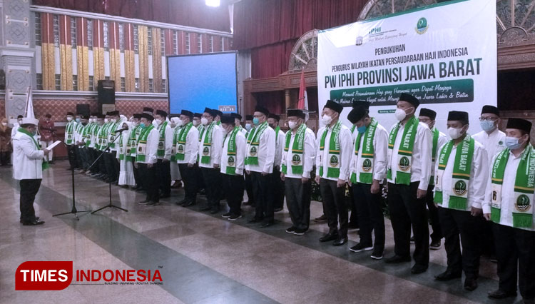Pengukuhan Pengurus Wilayah Ikatan Persaudaraan Haji Indonesia (PW IPHI) Jawa Barat masa bakti 2021-2026. (FOTO: PW IPHI Jabar for TIMES Indonesia)