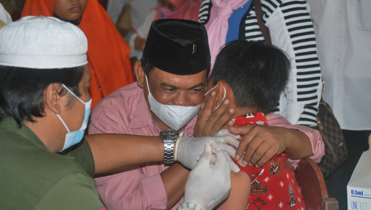 Siswa SD di Lampung Tengah Dapat Susu Gratis saat Vaksinasi