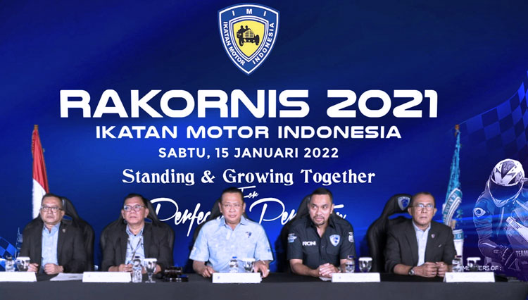 Ketua IMI Bambang Soesatyo dalam Rakornis IMI 2022 yang diikuti secara daring dan luring oleh pengurus IMI Pusat dan Provinsi, di Kantor IMI Pusat, di Kawasan GBK Senayan, Jakarta, Minggu (16/1/2022). (foto: dok IMI)