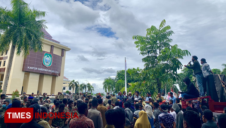 APDESI Kota Tidore Kepulauan Kepung Kantor Gubernur Maluku