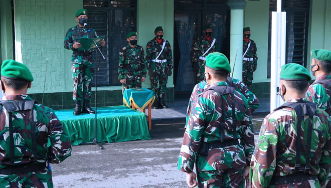 Dandim 0808/Blitar Letkol Inf Didin Nasruddin Darsono memimpin upacara bendera 17 an di halaman Makodim 0808 Jalan Ahmad Yani No.6 Kota Blitar, Senin (17/1/2022). (Foto: Kodim 0808/ Blitar) 