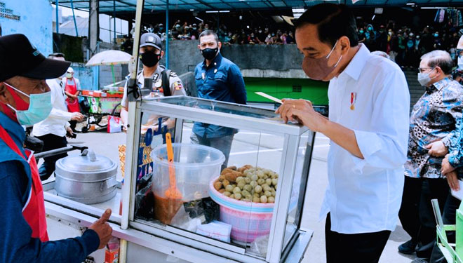 Presiden RI Jokowi dan Ridwan Kamil Salurkan BLT di Pasar Sederhana Bandung