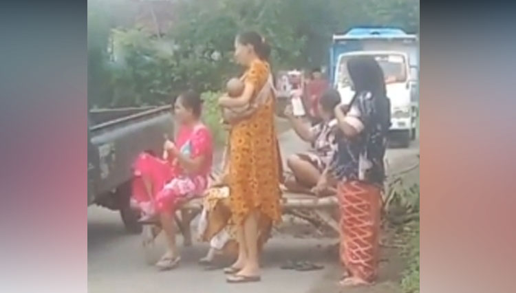 Viral, Ibu-ibu di Probolinggo Duduk Santai di Jalan Halau Truk Tambang