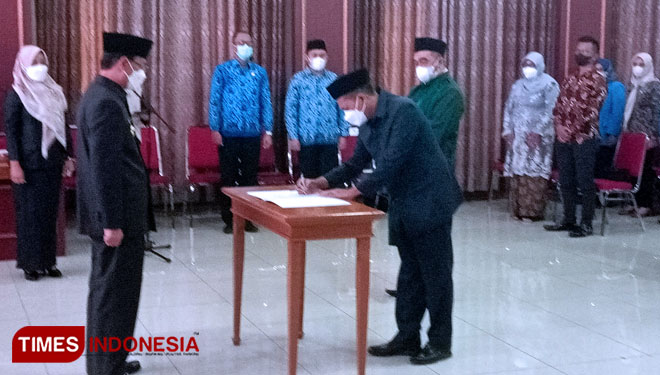Bupati Majalengka, Karna Sobahi, melantik Dewan Pengawas Perumda BPR Kabupaten Majalengka. (Foto: Jaja Sumarja/TIMES Indonesia)