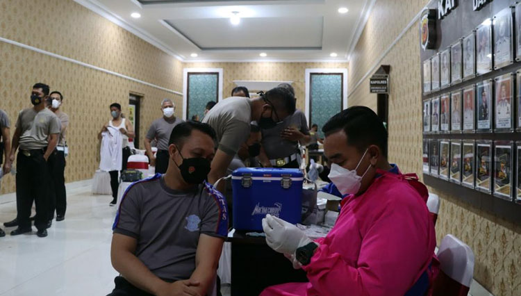 Kasat Lantas Polres Ciko AKP Triyono diberikan suntik vaksin Booster. (foto. Humas Polres Ciko)