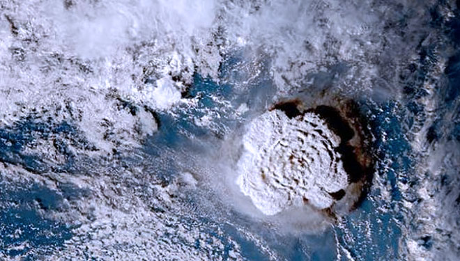 Gambar Satelit JMA saat letusan gunung berapi di Tonga terjadi. (Foto: JMA Himawari Satellite/Japan Metrological Agency))
