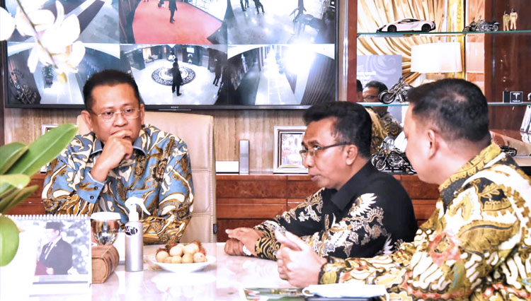 Ketua MPR RI Bambang Soesatyo bersama pengurus KAHMI dan juga Induk Koperasi Tenaga Kerja Bongkar Muat (TKBM) di Pelabuhan, di Jakarta, Selasa (18/1/2022). (foto: dok MPR RI)