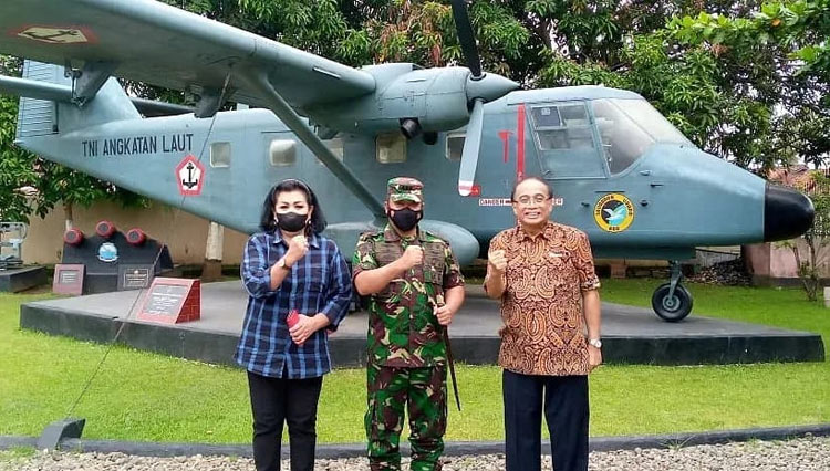 Danlanal Cilacap melakukan kunjungan kehormatan di Museum Soesilo Soedarman disambut Indroyono Soesilo. (FOTO: Penlanal Cilacap for TIMES Indonesia) 