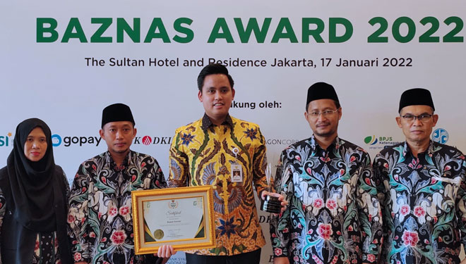 Bupati Kendal, Dico M Ganinduto (baju kuning) bersama Ketua Baznas Kendal, Syamsul Huda (tengah kanan), saat penerimaan anugrah Baznas Award 2022 di Hotel Ballroom, Jakarta, Selasa 18/1/2022. (Humas Pemkab Kendal)