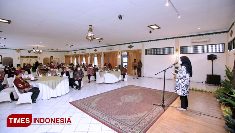 Bupati Banyuwangi Ipuk Fiestiandani Azwar Anas saat memberikan sambutan bersama IKAWANGI Yogyakarta (FOTO: Rizki Alfian/ TIMES Indonesia)