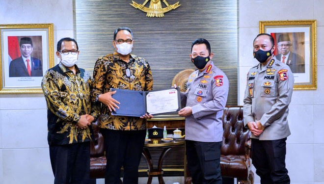 Kapolri Jenderal Listyo Sigit Prabowo saat menerima sertifikat profesi CSFA dari BPK di Mabes Polri. (FOTO: Mabes Polri for TIMES Indonesia)